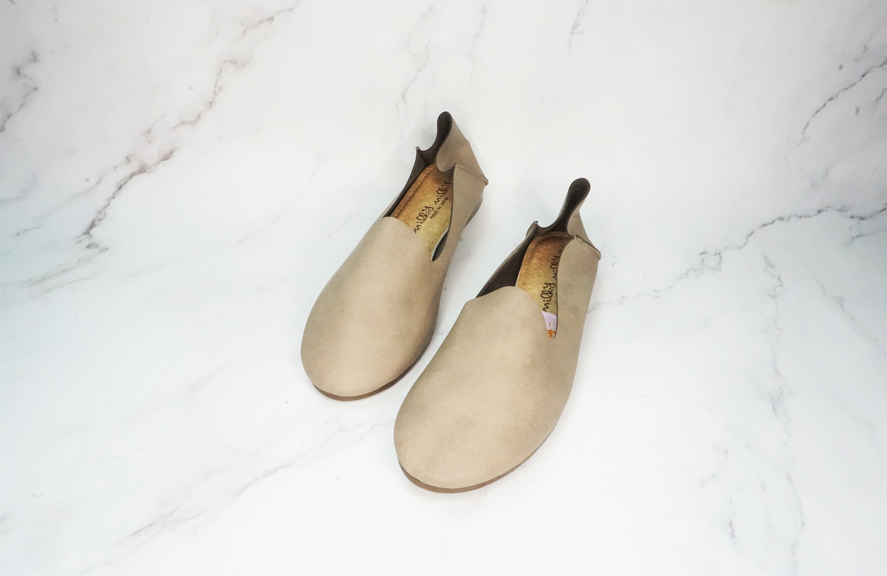 2 Ways Flats Shoes (Japan), 偉豐鞋 WELL SHOE HK, Sandal, Slippers, Classic Slippers, Casual Sandals, Flip Flops, Made in Thailand, Non Slip Shoes, Leather shoes, Home Slippers, Cotton Slippers, Linen Slippers, Boots, Japan Boots, Labor Boots, Japan Labor Boots, Rain Boots, Toe Cap Rain Boots, 凉鞋, 拖鞋, 經典拖鞋, 休閒涼鞋, 人字拖, 泰國製造, 防滑鞋, 皮鞋, 家居拖鞋, 棉拖鞋, 麻拖鞋, 靴子, 日本靴, 勞動靴, 日本勞動靴, 雨靴, 帶帽雨靴, Wellshoe