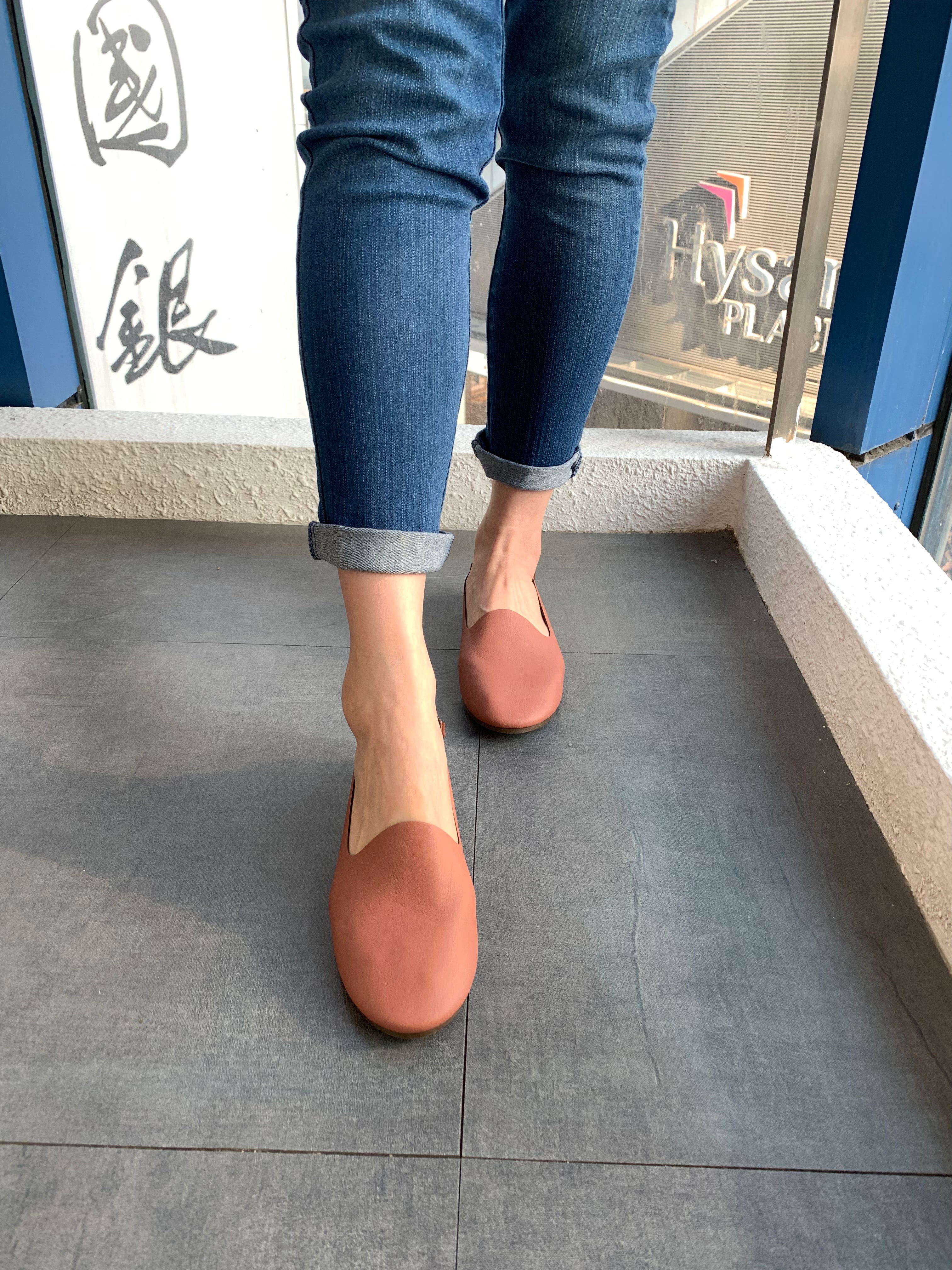 2 Ways Flats Shoes (Japan), 偉豐鞋 WELL SHOE HK, Sandal, Slippers, Classic Slippers, Casual Sandals, Flip Flops, Made in Thailand, Non Slip Shoes, Leather shoes, Home Slippers, Cotton Slippers, Linen Slippers, Boots, Japan Boots, Labor Boots, Japan Labor Boots, Rain Boots, Toe Cap Rain Boots, 凉鞋, 拖鞋, 經典拖鞋, 休閒涼鞋, 人字拖, 泰國製造, 防滑鞋, 皮鞋, 家居拖鞋, 棉拖鞋, 麻拖鞋, 靴子, 日本靴, 勞動靴, 日本勞動靴, 雨靴, 帶帽雨靴, Wellshoe